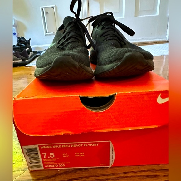 Nike Epic React Flyknit Black sz 7.5 - Picture 2 of 7